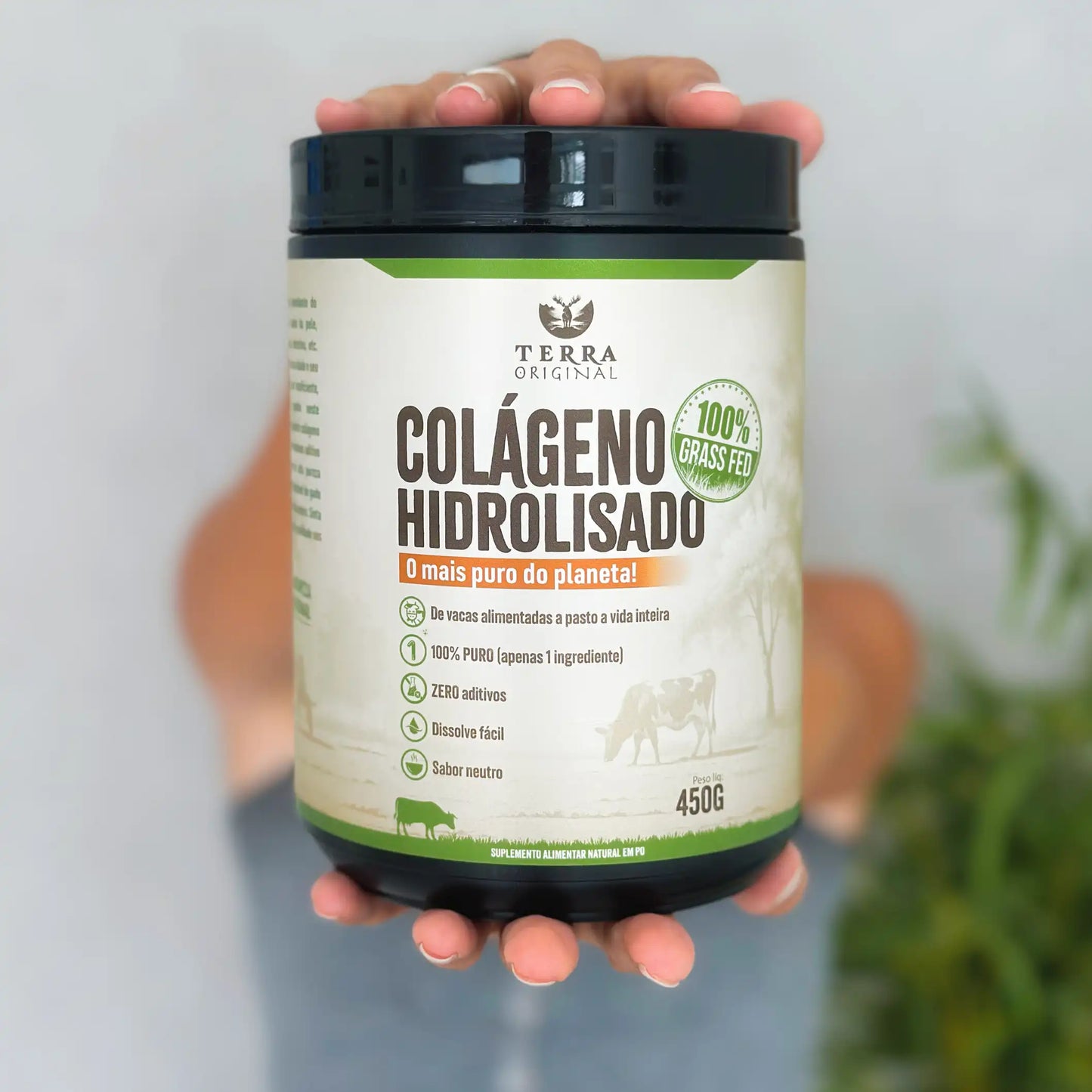 Pessoa segurando pote de colágeno hidrolisado 100% puro e grass-fed Terra Original com rótulo frontal em destaque