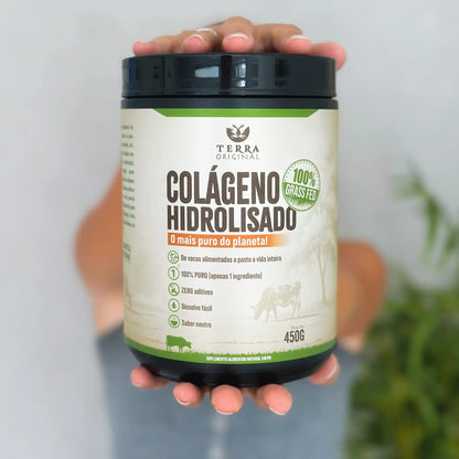 Pessoa segurando pote de colágeno hidrolisado 100% puro e grass-fed Terra Original com rótulo frontal em destaque