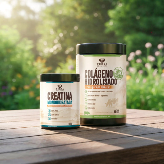 Pacote Colágeno + Creatina Terra Original com pote de colágeno hidrolisado 100% puro e creatina monohidratada em mesa de madeira ao ar livre com fundo verde natural