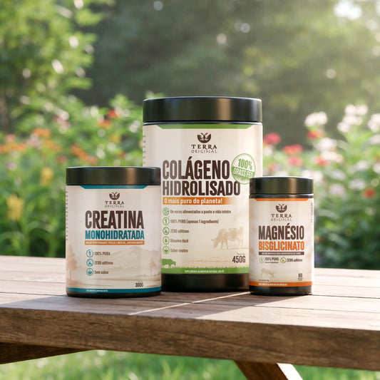 Kit Bem-Estar Terra Original com colágeno hidrolisado 100% grass-fed, creatina monohidratada e magnésio bisglicinato em mesa de madeira ao ar livre, fundo de jardim verde