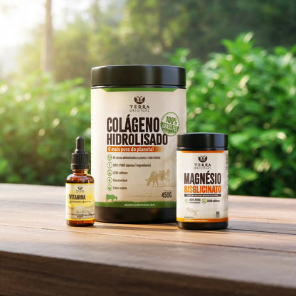 Kit Saúde Essencial Terra Original com colágeno hidrolisado, magnésio bisglicinato e vitamina D3 em óleo TCM em mesa de madeira ao ar livre com fundo verde natural