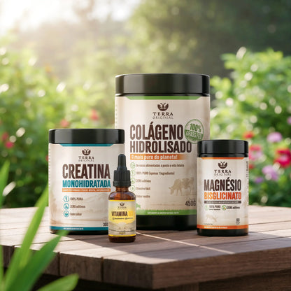 Kit Saúde Suprema Terra Original com colágeno hidrolisado 100% puro, creatina monohidratada, magnésio bisglicinato e vitamina D3 em óleo TCM em mesa de madeira ao ar livre com fundo verde natural